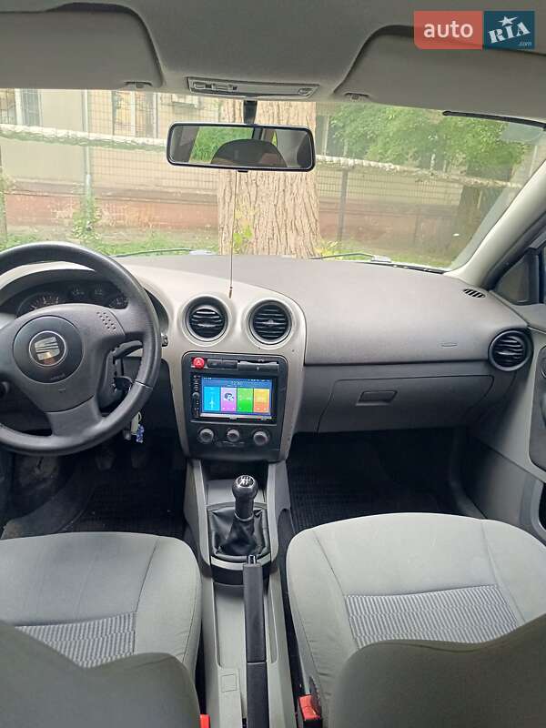 Хетчбек SEAT Ibiza 2003 в Дніпрі