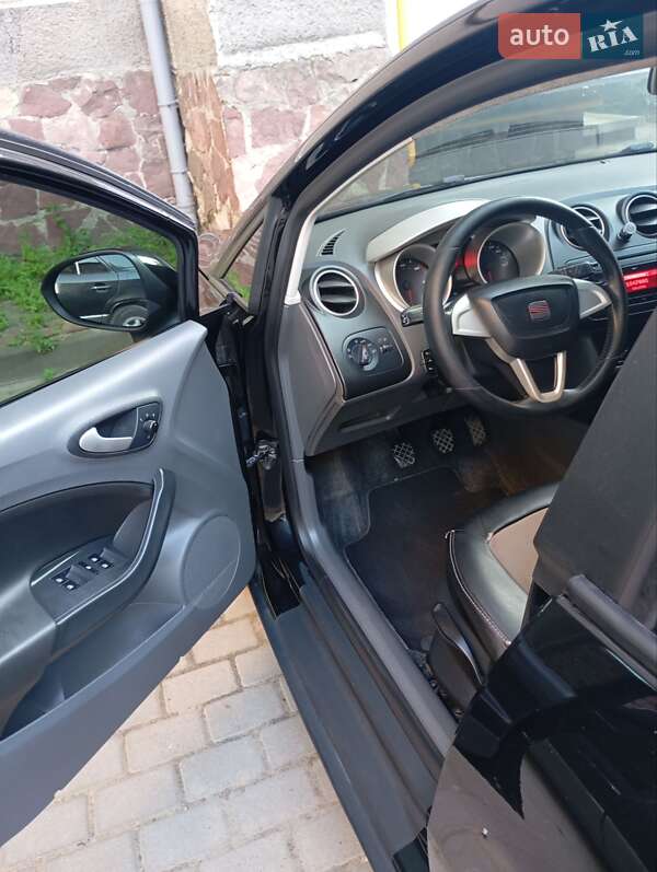 Хетчбек SEAT Ibiza 2011 в Снятині