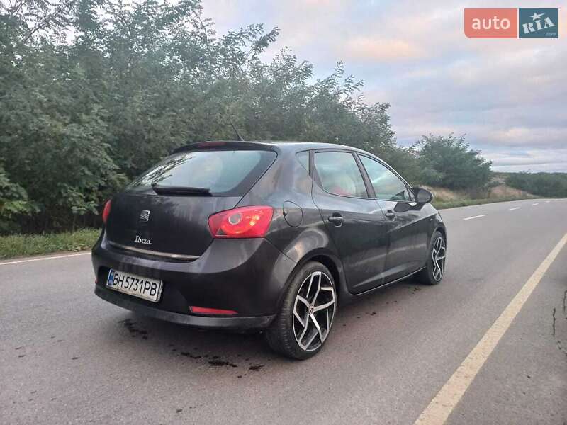 Хэтчбек SEAT Ibiza 2011 в Герце фото Хэтчбек SEAT Ibiza 2011 в Герце