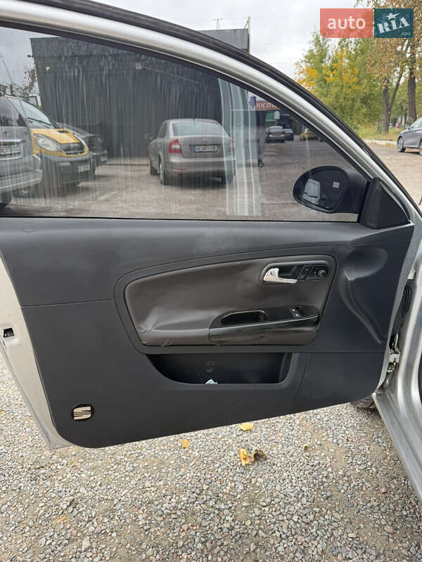 Хетчбек SEAT Ibiza 2003 в Дніпрі