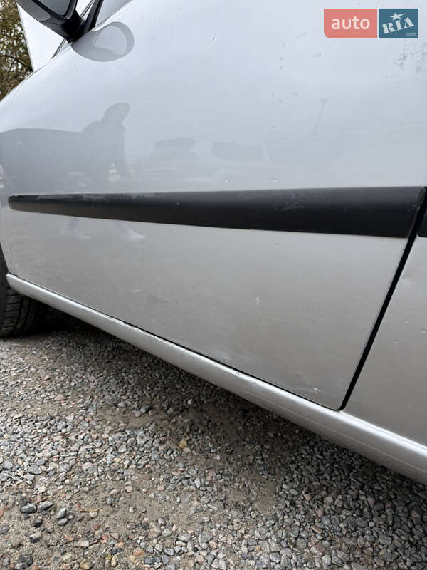 Хетчбек SEAT Ibiza 2003 в Дніпрі