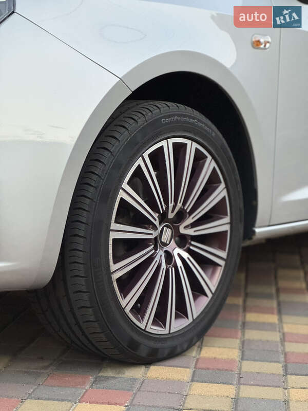 Хэтчбек SEAT Ibiza 2015 в Вишневом фото 7 Хэтчбек SEAT Ibiza 2015 в Вишневом