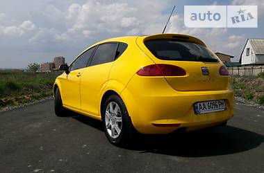 Хэтчбек SEAT Leon 2007 в Вишневом