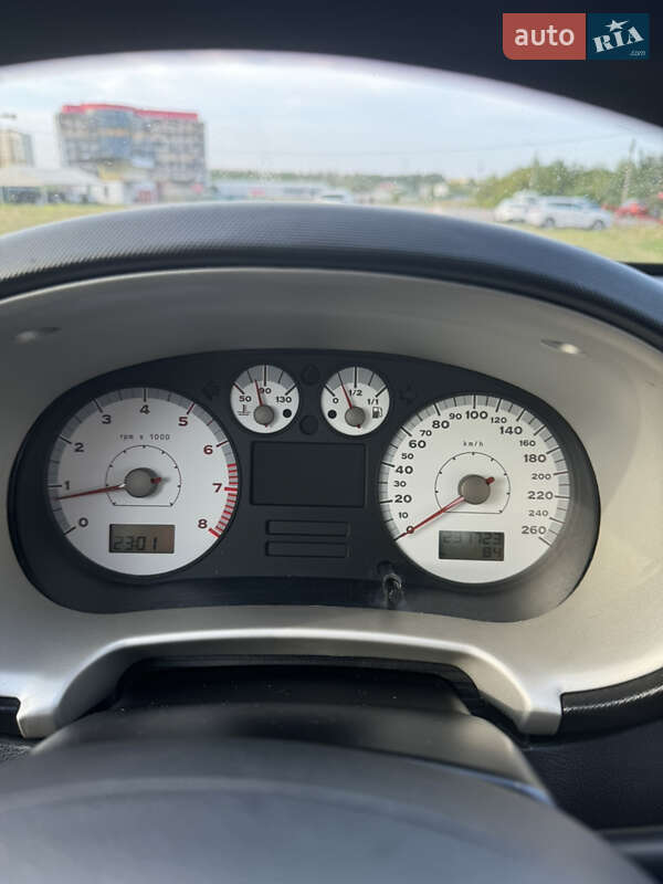 Хэтчбек SEAT Leon 2006 в Петропавловской Борщаговке