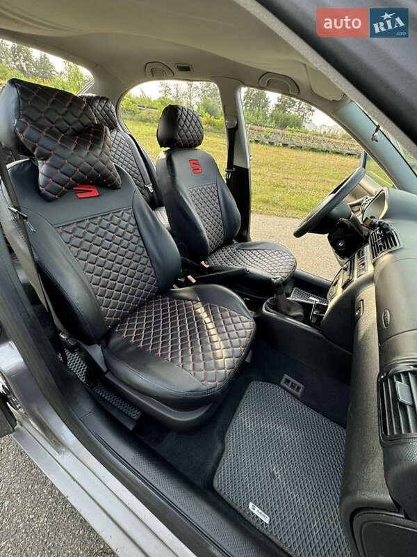 Хэтчбек SEAT Leon 2006 в Петропавловской Борщаговке