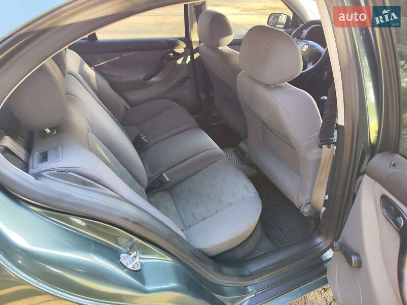 Хэтчбек SEAT Leon 2002 в Остроге
