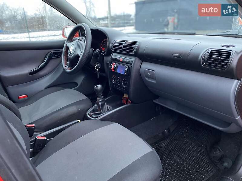 Хэтчбек SEAT Leon 2001 в Звягеле