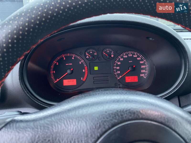 Хэтчбек SEAT Leon 2001 в Звягеле