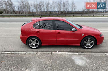 Хэтчбек SEAT Leon 2005 в Вишневом