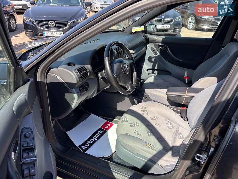 Хэтчбек SEAT Leon 2001 в Запорожье