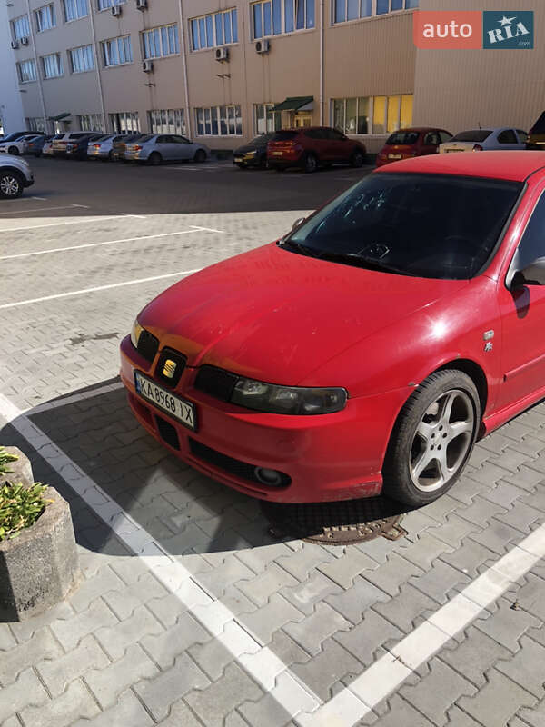 Хэтчбек SEAT Leon 2005 в Вишневом