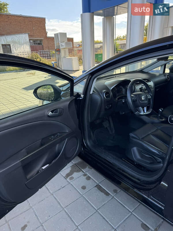 Хэтчбек SEAT Leon 2012 в Великой Багачке