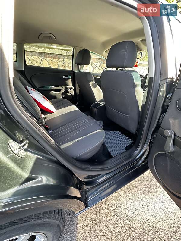 Хэтчбек SEAT Leon 2011 в Львове