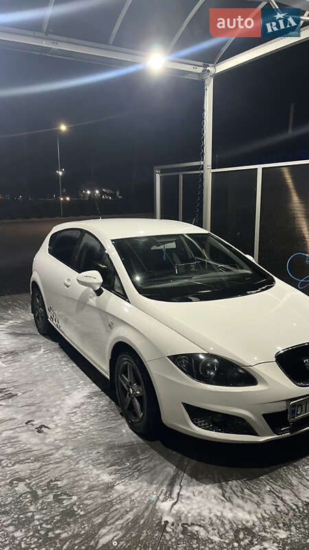 Хэтчбек SEAT Leon 2011 в Маневичах
