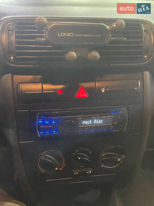 Хетчбек SEAT Leon 2000 в Дніпрі