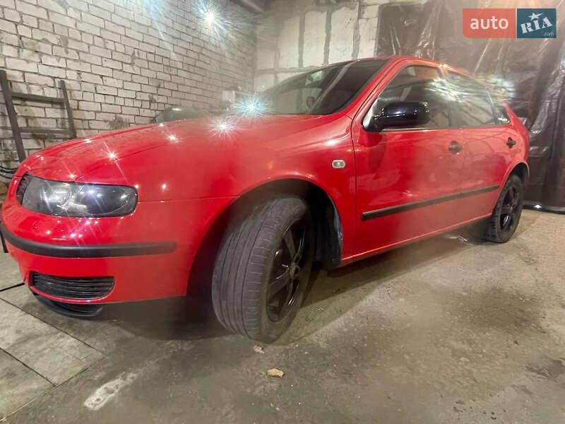 Хетчбек SEAT Leon 2000 в Дніпрі