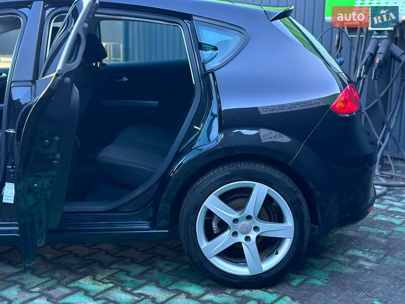 Хэтчбек SEAT Leon 2010 в Каменском