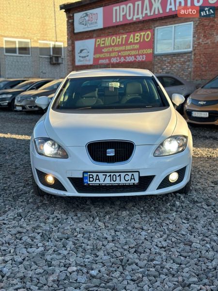 Хэтчбек SEAT Leon 2011 в Смеле