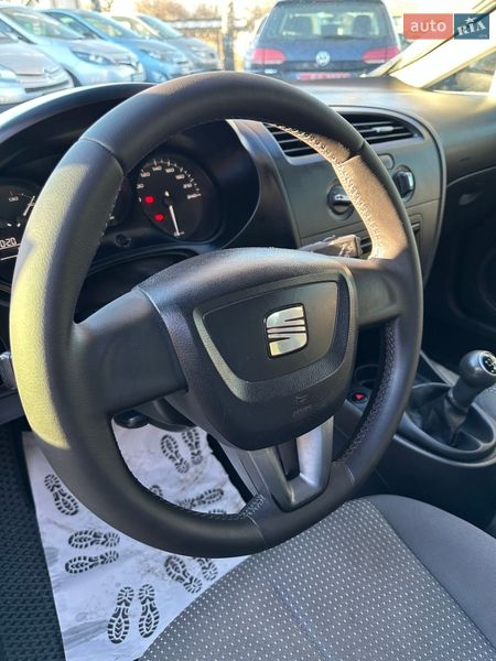 Хэтчбек SEAT Leon 2011 в Смеле