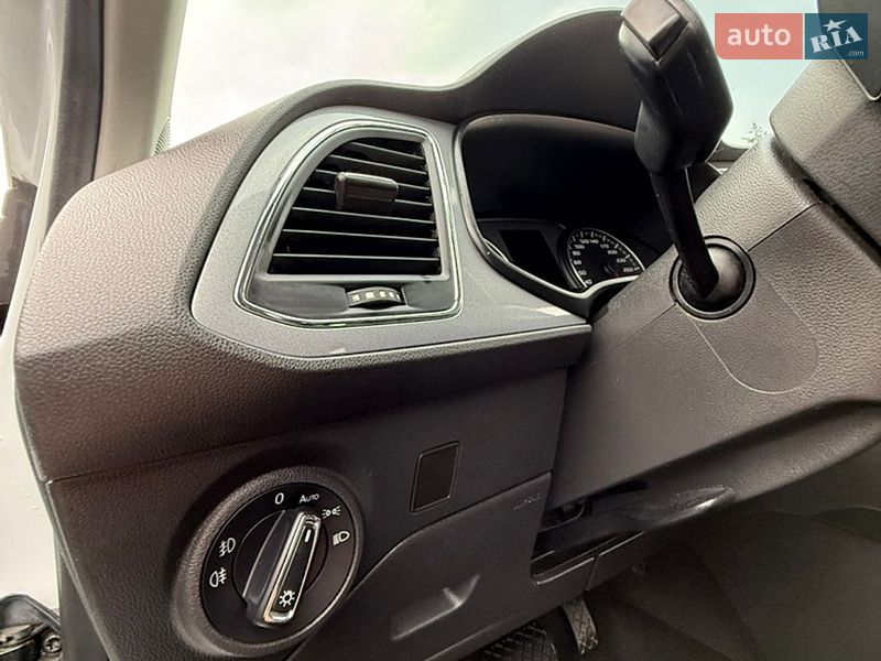 Хэтчбек SEAT Leon 2015 в Самборе
