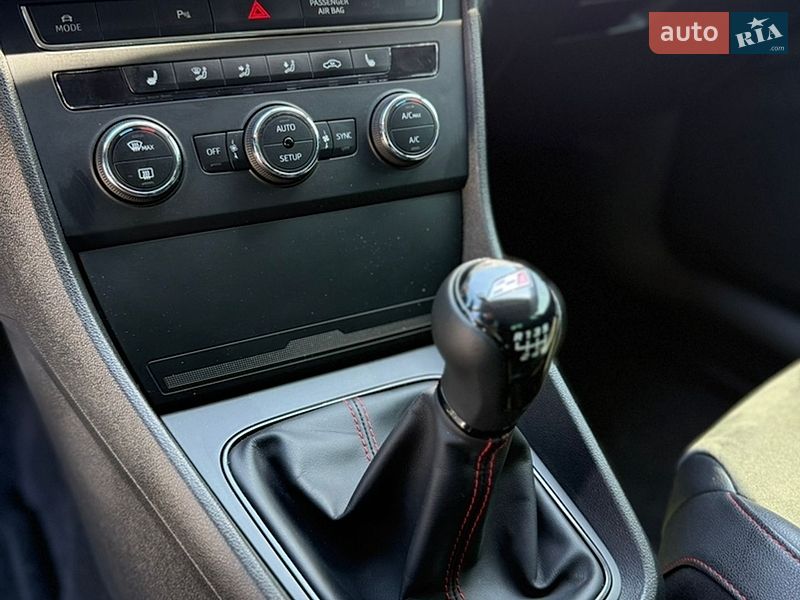 Хэтчбек SEAT Leon 2015 в Киеве