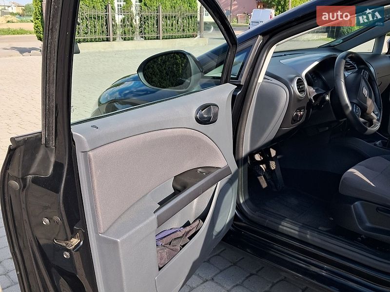 Хетчбек SEAT Leon 2011 в Чернівцях