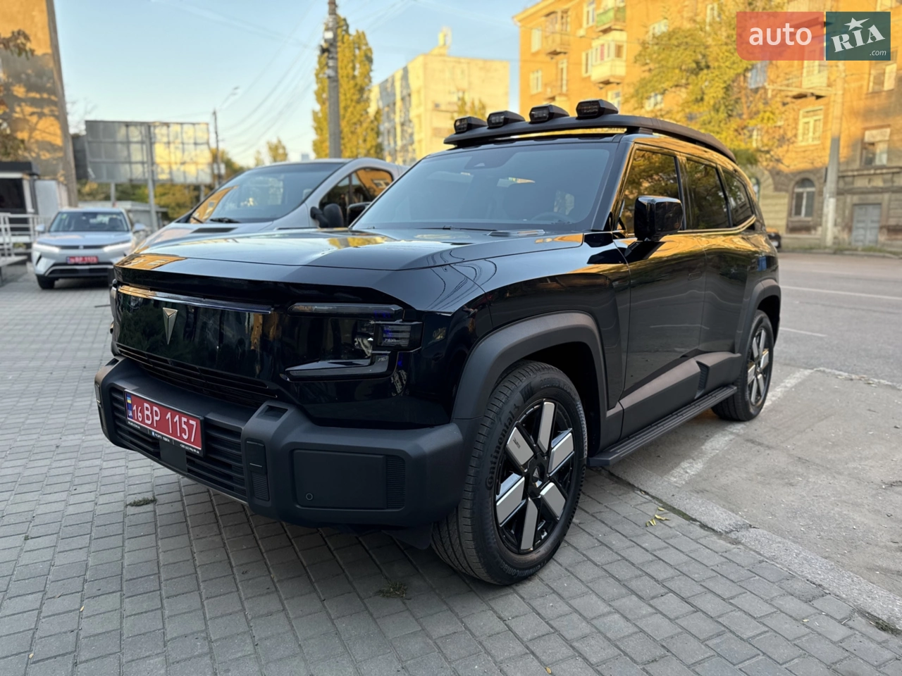 Shenlan G318 в наявності в автосалоні Ncars (Одеса)

Технічні особливості:
- ємність батареї - 35,07 кВт
- потужність - 430 к.c.
- запас ходу - 174 км 
- розгін 0-100км за 5,9 секунд
- повний привід 

Цікаве у комплектації:
- автоматичне паркування
- режим релаксації
- проекція AR-HUD
- массаж сидінь


По всім питанням - телефонуйте!

Чому довіряють Ncars:
- широкий асортимент сучасних електромобілів
- вигідні ціни та кредити під 0, 01% річних
- практичні аксесуари та зарядні пристрої
- довічний супровід та експертна підтримка протягом усієї експлуатації авто.