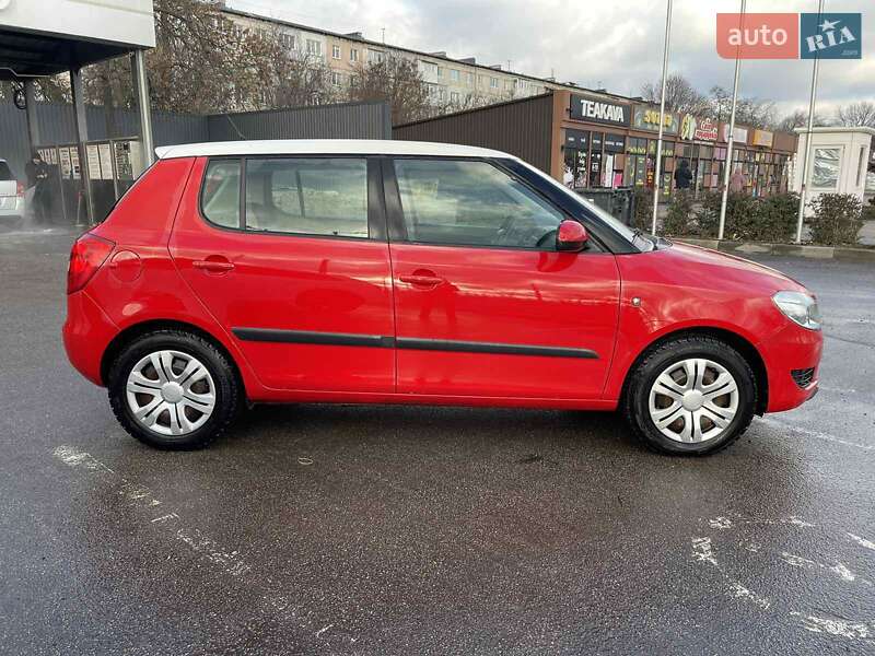 Хэтчбек Skoda Fabia 2011 в 