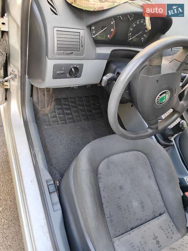 Седан Skoda Fabia 2003 в Киеве