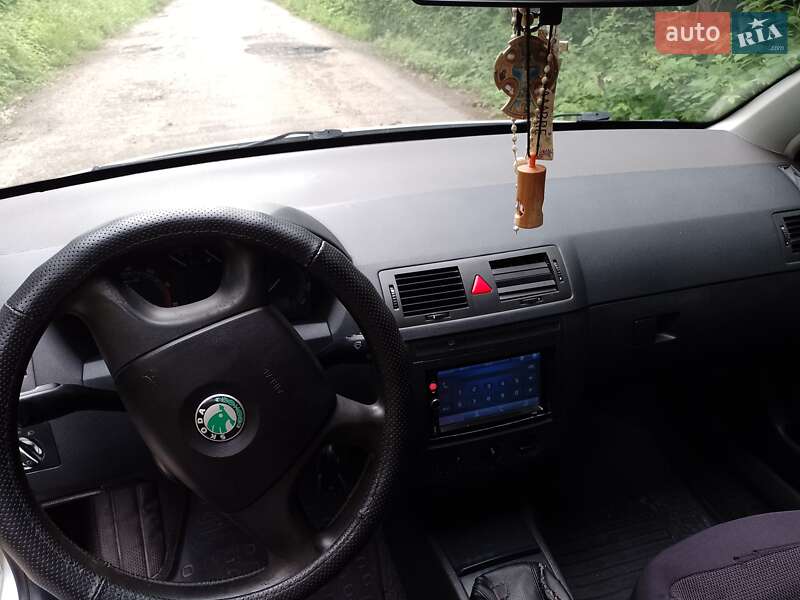 Хэтчбек Skoda Fabia 2005 в Каменке-Бугской