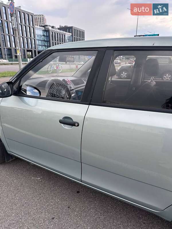 Хэтчбек Skoda Fabia 2010 в Киеве