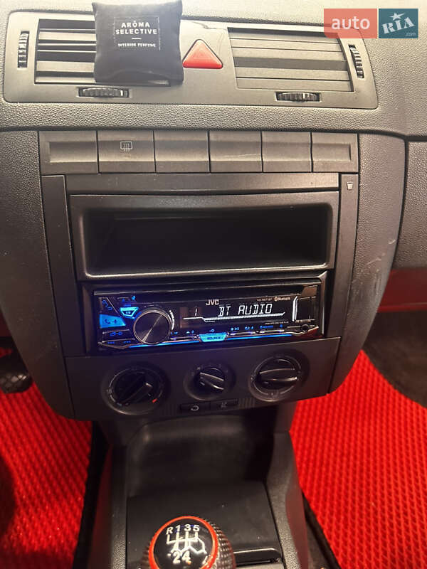 Хэтчбек Skoda Fabia 2003 в Киеве
