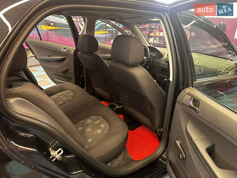 Хэтчбек Skoda Fabia 2003 в Киеве