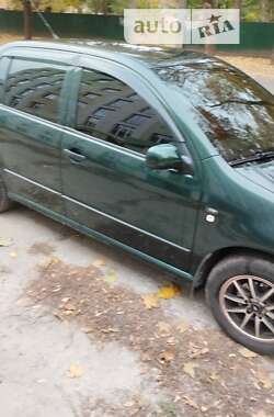 Седан Skoda Fabia 2001 в Ромнах