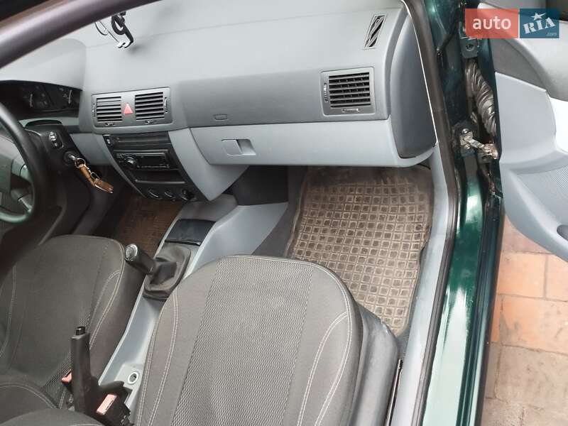 Седан Skoda Fabia 2001 в Ромнах