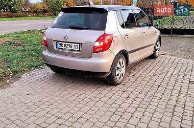 Хэтчбек Skoda Fabia 2011 в 
