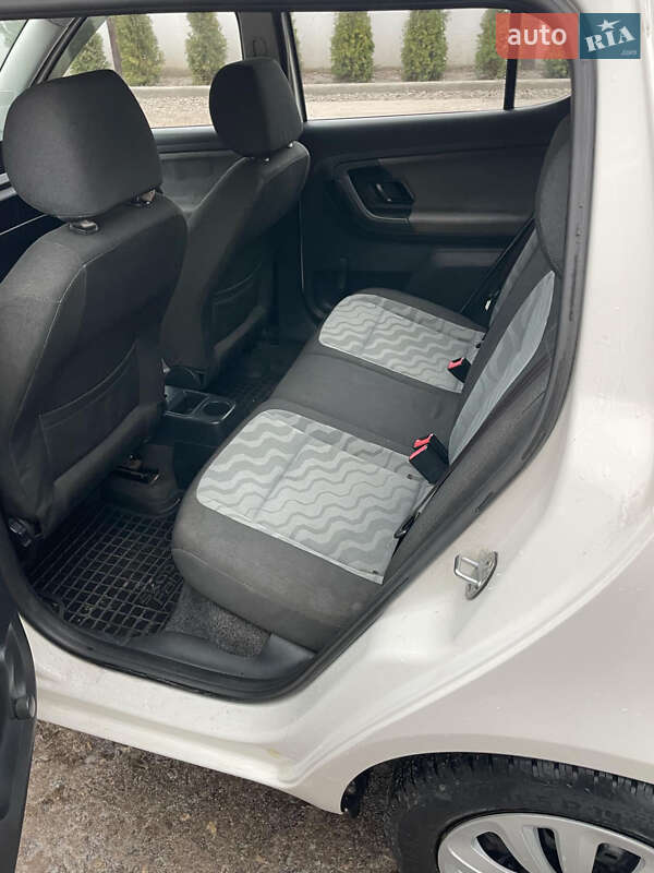 Хетчбек Skoda Fabia 2012 в Ромнах