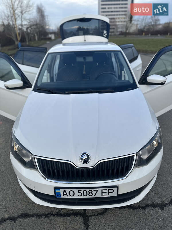 Хэтчбек Skoda Fabia 2014 в Сваляве
