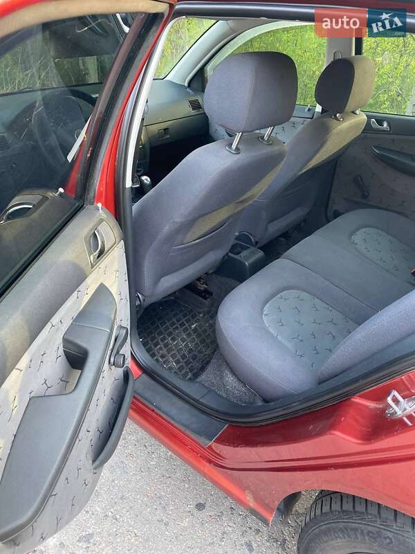 Хэтчбек Skoda Fabia 2003 в Чернигове