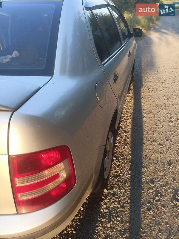 Седан Skoda Fabia 2006 в Кривом Роге