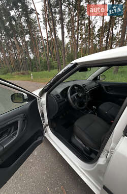 Хэтчбек Skoda Fabia 2011 в 
