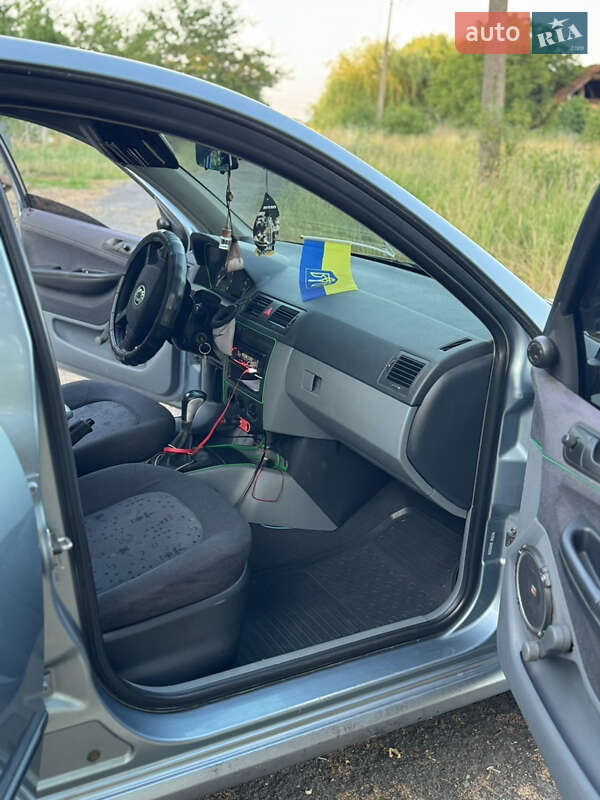 Седан Skoda Fabia 2002 в Ужгороде