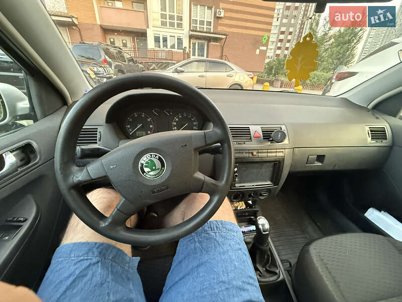 Седан Skoda Fabia 2003 в Киеве