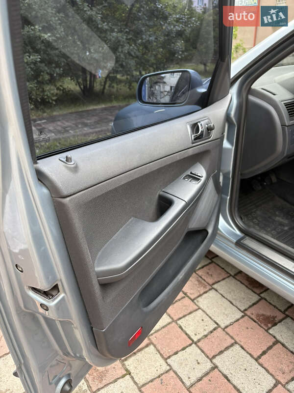 Хэтчбек Skoda Fabia 2004 в Стрые