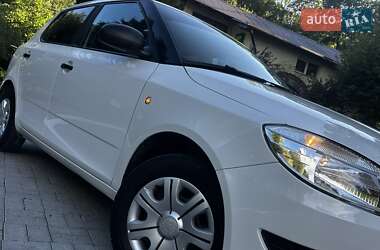 Хэтчбек Skoda Fabia 2011 в 