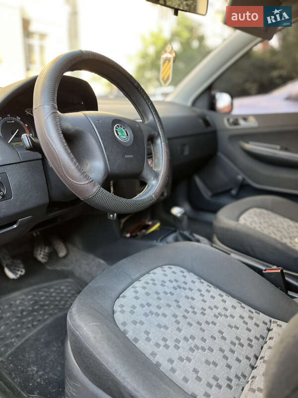 Хэтчбек Skoda Fabia 2007 в Вишневом