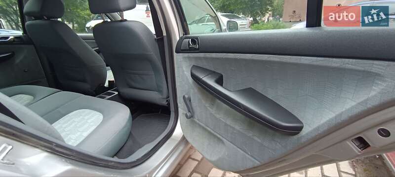 Хэтчбек Skoda Fabia 2002 в Луцке