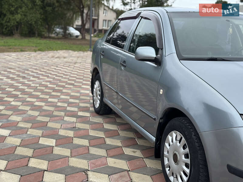 Седан Skoda Fabia 2003 в Черновцах