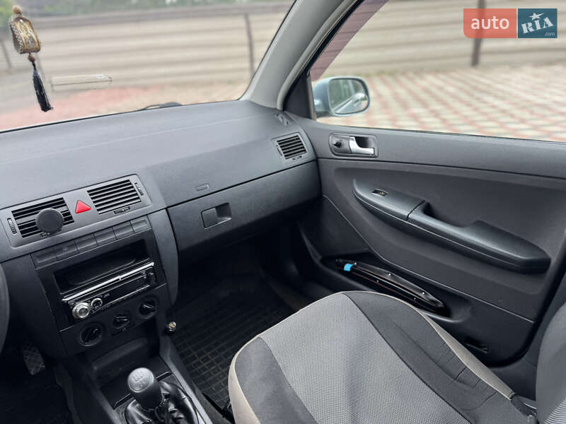 Седан Skoda Fabia 2003 в Черновцах