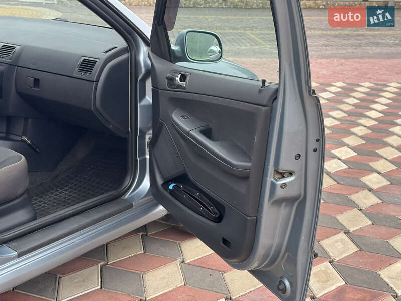 Седан Skoda Fabia 2003 в Черновцах